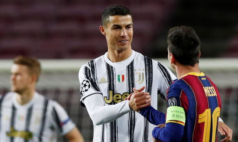 Afbeelding: AS ontdekt print van Ronaldo-nieuwsbericht in kleedkamerfoto met Koeman