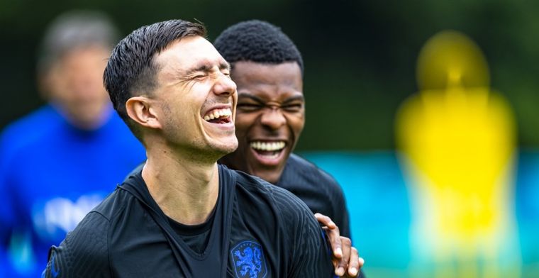 Berghuis poseert in zijn Ajax-shirt: 'Het is tijd om aan het werk te gaan'