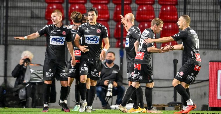 Antwerp verslikt zich en krijgt rode lantaarn, Kortrijk alleen op kop na late goal