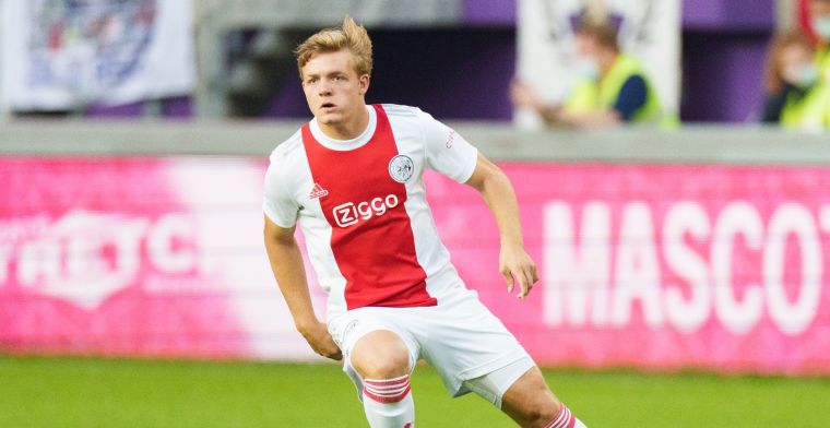 Lachende Ten Hag tegenover Van der Vaart: Jij zegt zeker: die moet al spelen hè?