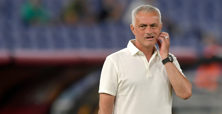 Mourinho laat spelers op trainingscomplex slapen: 'Vrouwen zullen niet blij zijn'