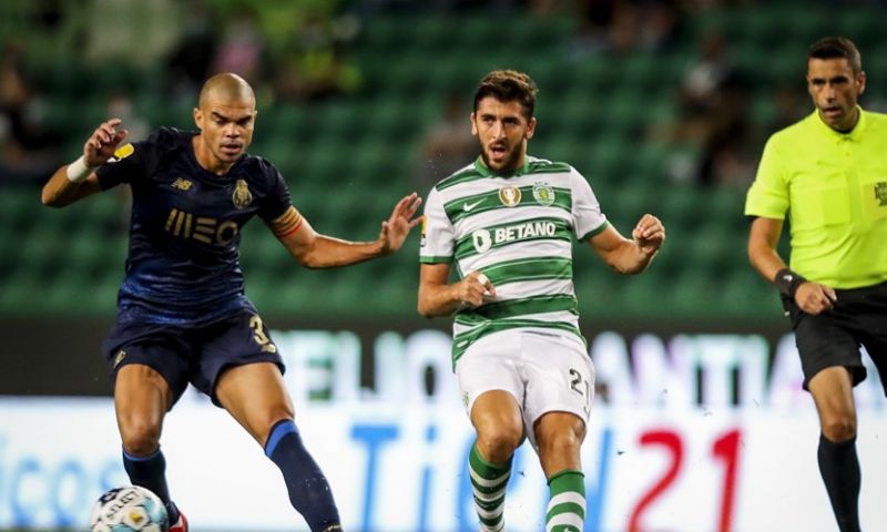 Actie van Porto-verdediger Pepe houdt Sporting bezig in aanloop naar 'Ajax' Afbeelding: Actie van Porto-verdediger Pepe houdt Sporting bezig in aanloop naar 'Ajax'