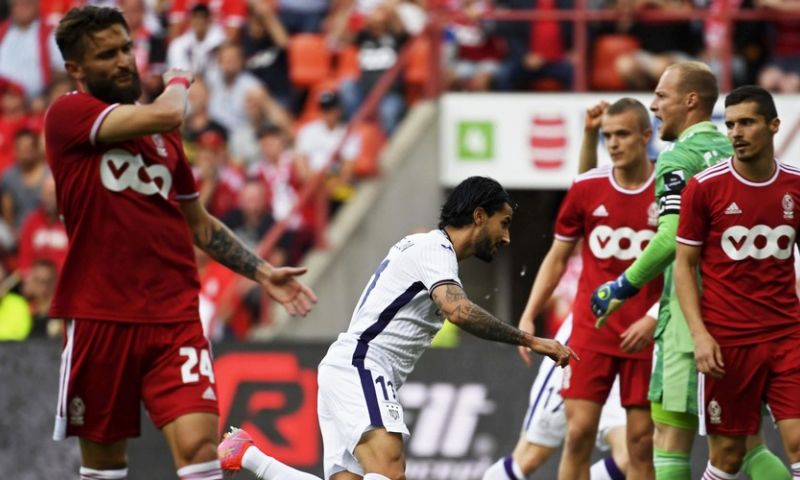 Anderlecht pakt de drie punten na nerveus duel tegen negenkoppig Standard Afbeelding: Anderlecht pakt de drie punten na nerveus duel tegen negenkoppig Standard