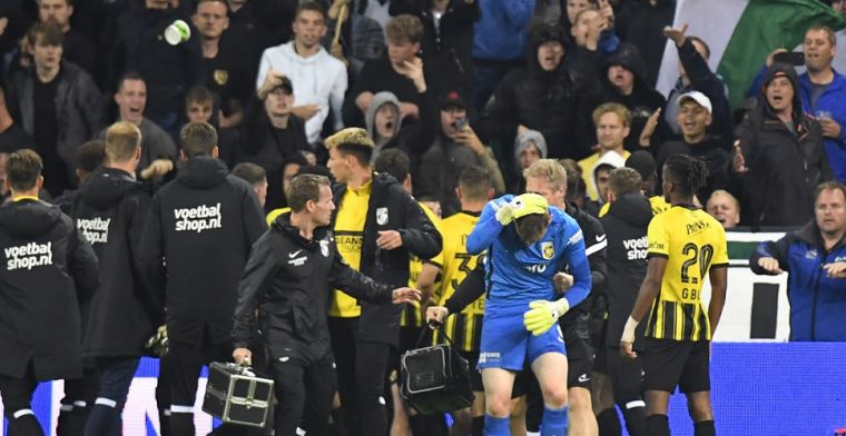Groningen - Vitesse stilgelegd na bekogeling Schubert en twee rode kaarten
