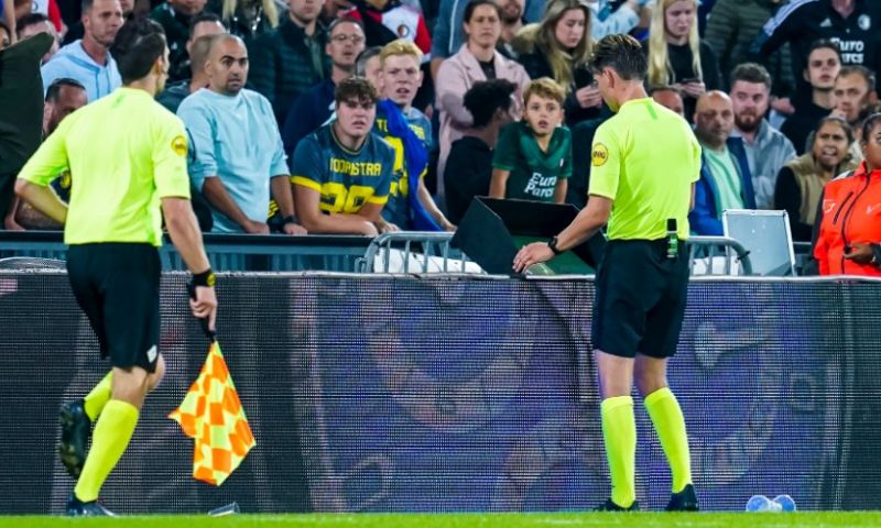 VAR en arbiter Kooij verschillen van mening bij 4-3 Feyenoord: 'Bepalend moment' Afbeelding: VAR en arbiter Kooij verschillen van mening bij 4-3 Feyenoord: 'Bepalend moment'