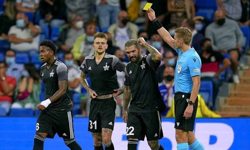 Beul van Bernabéu is pas een jaar profvoetballer: 'Ik moest zelf het gras maaien' Afbeelding: Beul van Bernabéu is pas een jaar profvoetballer: 'Ik moest zelf het gras maaien'