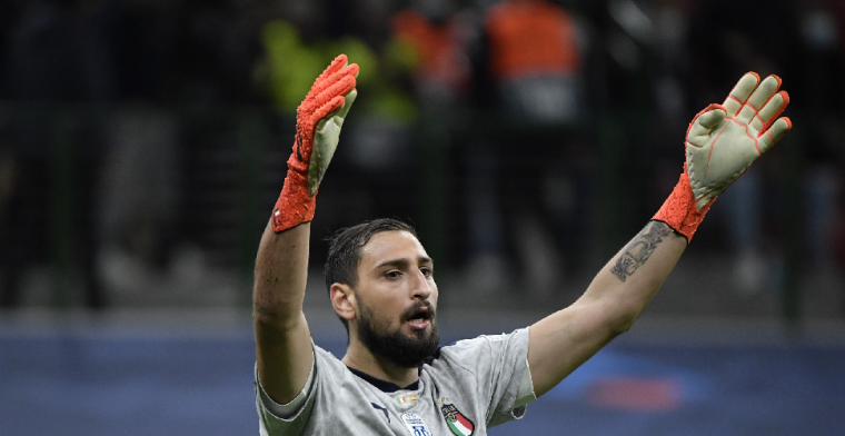 Raiola boos: 'Vraag me af waarom Milan niets aan dat spandoek heeft gedaan'