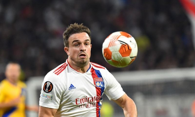 Bizar: veldbestormer geeft een 'Kosovaarse jas' aan Shaqiri Afbeelding: Bizar: veldbestormer geeft een 'Kosovaarse jas' aan Shaqiri
