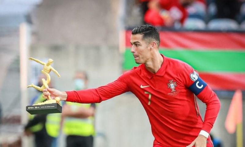 Ronaldo geeft zijn vriendin peperduur cadeau: Afbeelding: Ronaldo geeft zijn vriendin peperduur cadeau: