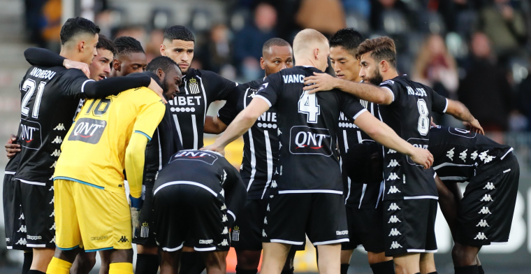 Supporters van Charleroi tonen zich met knappe tifo voor wedstrijd tegen KRC Genk