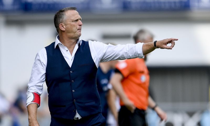 Van den Brom onder vuur in België: 'Als ik hem was zou ik van Twitter wegblijven' Afbeelding: Van den Brom onder vuur in België: 'Als ik hem was zou ik van Twitter wegblijven'