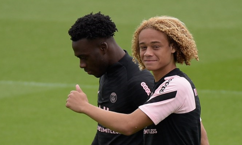 Bijna transfervrije Simons 'voor straf' bij PSG O19: 'Niet veel last van, denk ik' Afbeelding: Bijna transfervrije Simons 'voor straf' bij PSG O19: 'Niet veel last van, denk ik'