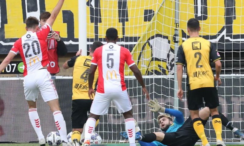 Roda verliest van Emmen na onbegrijpelijk eigen doelpunt van Marzo Afbeelding: Roda verliest van Emmen na onbegrijpelijk eigen doelpunt van Marzo