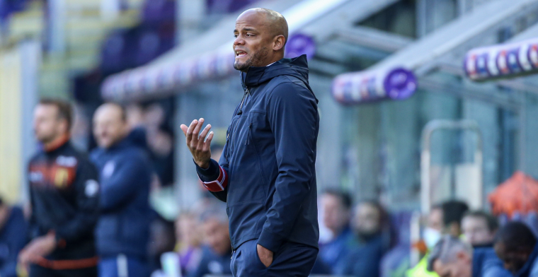 'Kompany heeft het in groepsgesprek met zijn spelers over tactiek en trainingen'