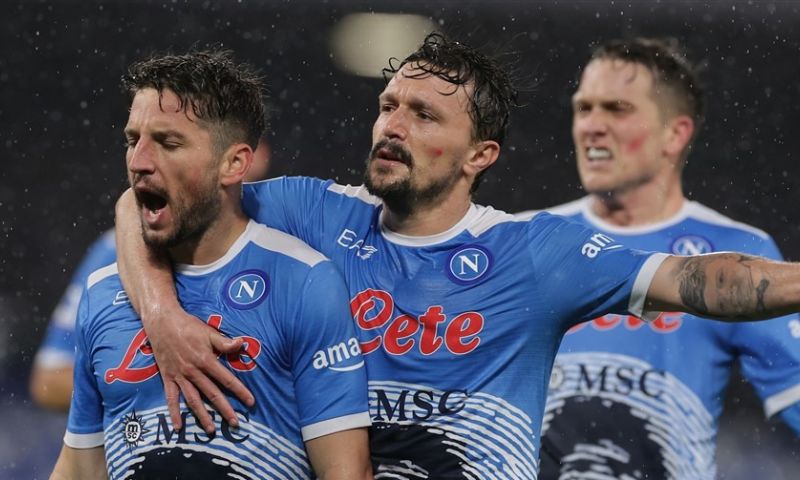 Mertens-show in Stadio Diego Armando Maradona: Napoli verstevigt koppositie Afbeelding: Mertens-show in Stadio Diego Armando Maradona: Napoli verstevigt koppositie