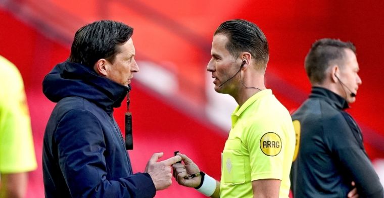 Makkelie keurt PSV-goal na terugzien beelden goed: 'Niet per direct strafbaar'