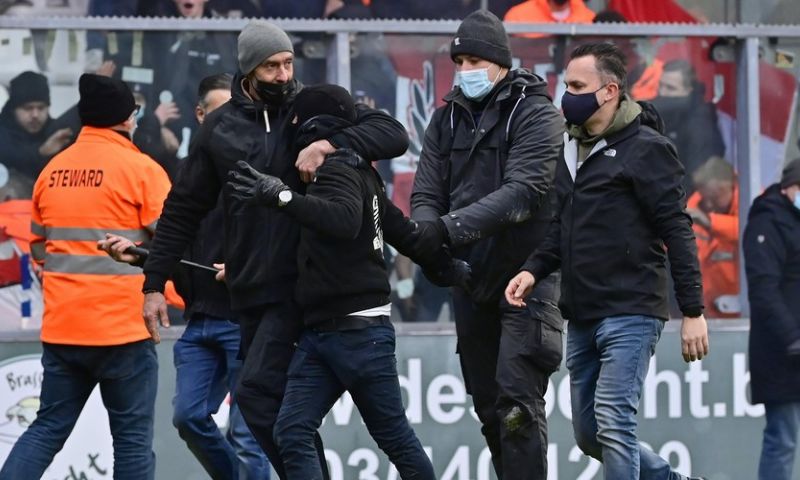 Foute boel in derby: Beerschot-fan gooit Bengaals vuur in Antwerp-vak Afbeelding: Foute boel in derby: Beerschot-fan gooit Bengaals vuur in Antwerp-vak
