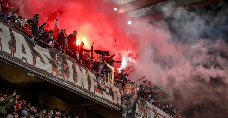 Zwarte dag voor voetbal: Standard-fans komen veld op, vuurpijl in Charleroi-vak