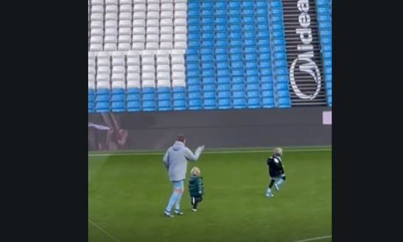 Papa De Bruyne speelt na Chelsea met zijn kinderen op het veld
