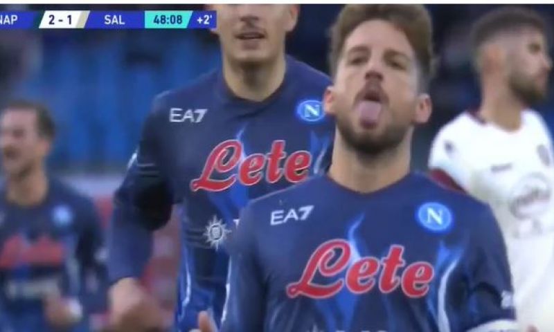 GOAL: De tong mag uit de mond, Mertens zet Napoli via strafschop op voorsprong