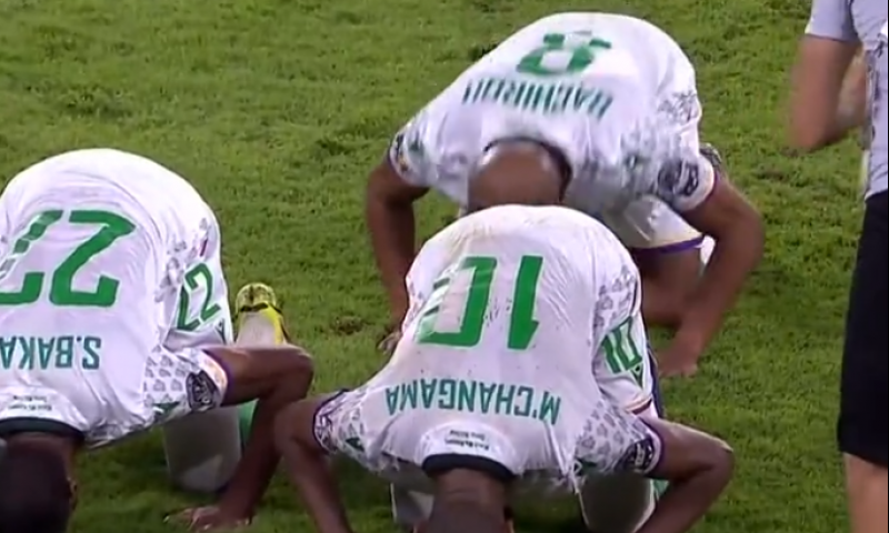 GOAL: De sensationele vrije trap die de Comoren in de wedstrijd hield