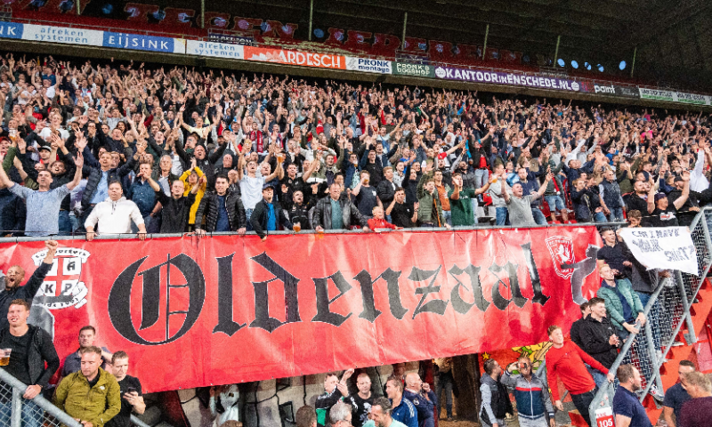 FC Twente zet overheid voor het blok: 'Of iedereen naar binnen, of niemand'