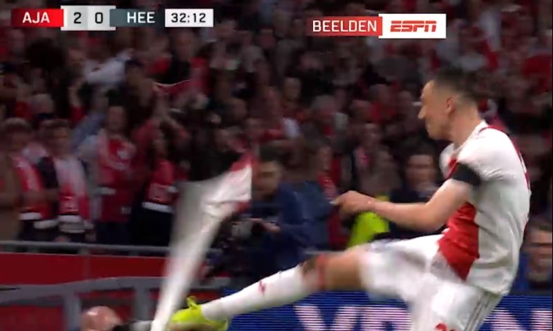 Opmerkelijk moment in kampioensduel Ajax: Berghuis laat zich helemaal gaan