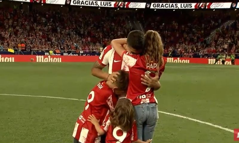 Atlético zwaait Suárez uit: emotionele speech, El Pistolero zoekt troost bij gezin