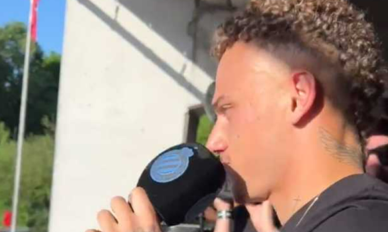 'Noa is a Bruges boy!': Lang grijpt microfoon en zingt met Club-fans over zichzelf