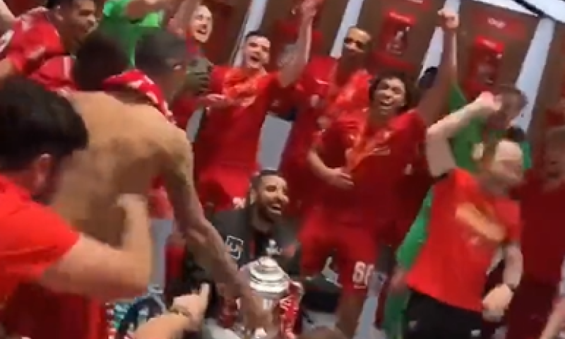 Liverpool-spelers zingen Van Dijk-lied en betrekken ALS-patiënt in kleedkamerfeest