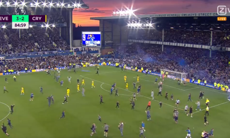 Bizarre situatie: fans van Everton bestormen het veld al in minuut 85