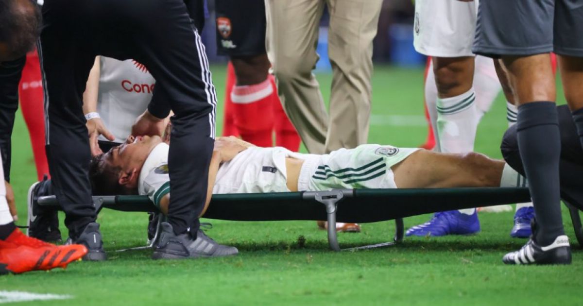 Horrible images: Lozano to hospital after hard collision with goalkeeper