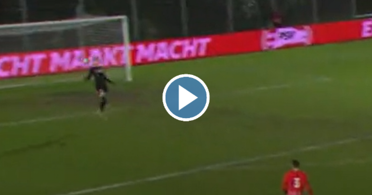 Hilarious moment Young PSV: terrible back pass, goalkeeper is completely wrong