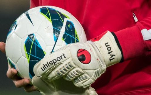 Speler gooit rivaliserende coach enkele meters verder Afbeelding: Speler gooit rivaliserende coach enkele meters verder