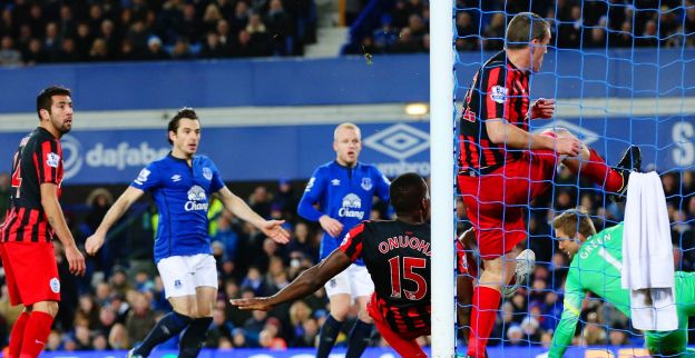 Everton passeert aartsrivaal Liverpool dankzij fortuinlijke zege op QPR