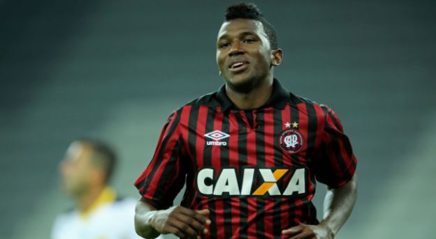 Braziliaanse spits gelinkt aan Ajax en PSV: Nederland de bestemming van Douglas