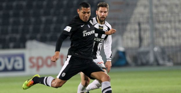 Contrast tussen een goed betaalde voetballer en een bedelend kind kan niet groter