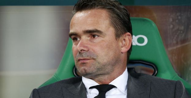 Overmars lacht: Ik denk dat zij dan korting willen vanwege Siem de Jong