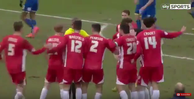 Omkoping? Engelse ref keurt goal af om heel belachelijke reden Afbeelding: Omkoping? Engelse ref keurt goal af om heel belachelijke reden