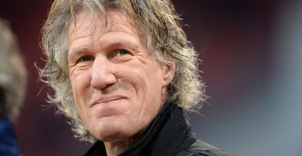 Opvallende sneer Verbeek: Als hij een snorretje neemt lijkt hij op iemand