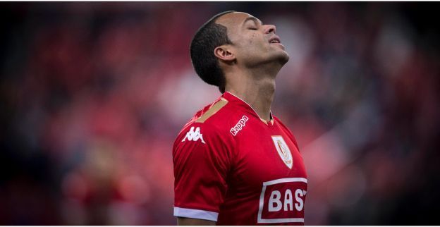 Dossevi maakt ruzie op Twitter met... de account van zijn eigen club