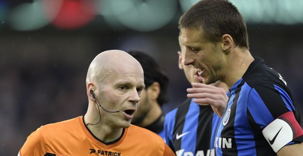 Simons staat opgefokt te voetballen en irriteert zijn tegenstanders