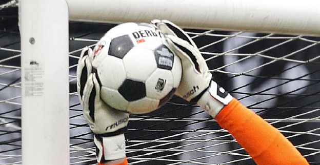 In het kort: Heracles en Go Ahead spelen gelijk, Cech maanden aan de kant