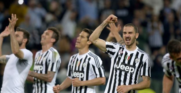 Juventus heeft titel bijna binnen na zege op Lazio; heldenrol voor invaller Totti