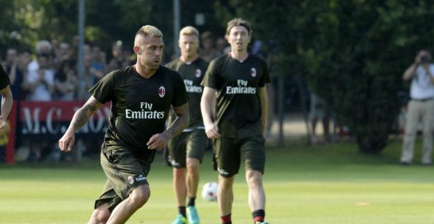 Schokkende foto's: Menez verliest stuk van zijn oor tijdens debuut