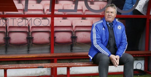 Hiddink mengt zich in titelstrijd: Je weet nooit hoe een koe een haas vangt
