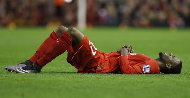 Divock Origi van het veld gedragen met zware (?) enkelblessure
