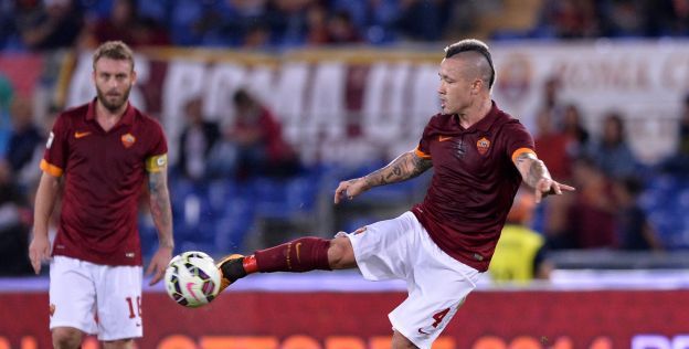 Chievo-speler loopt gruwelijke blessure op na duel met Nainggolan (harde beelden)