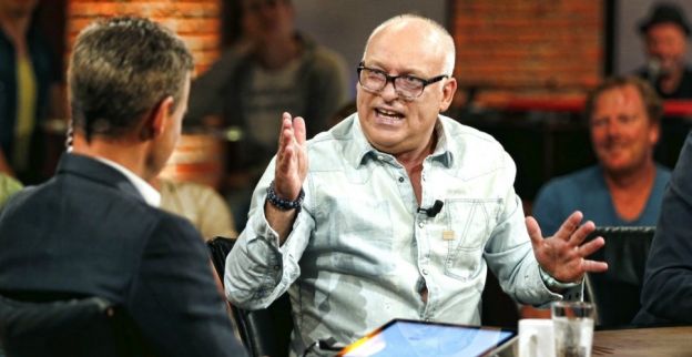 Levenspartner Van der Gijp overleden; uitzending Voetbal Inside aangepast