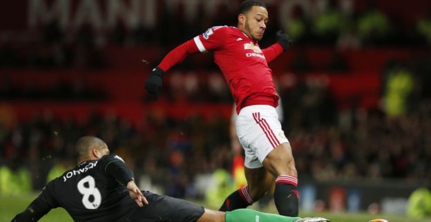 Slapstick in de FA Cup: Memphis kegelt Martial omver